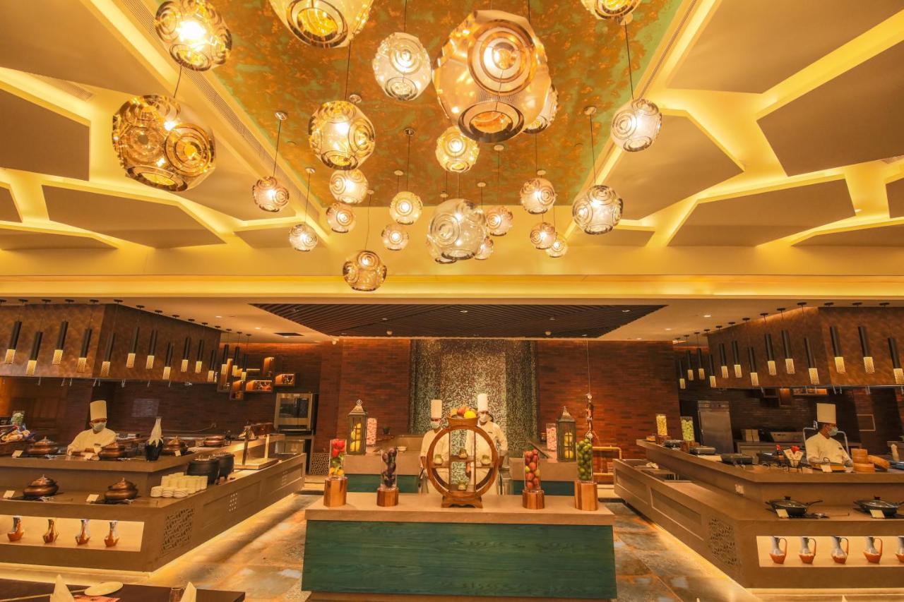 Radisson Blu Towers Kaushambi Delhi NCR Hotel Ghaziabad Bagian luar foto The buffet at the hotel