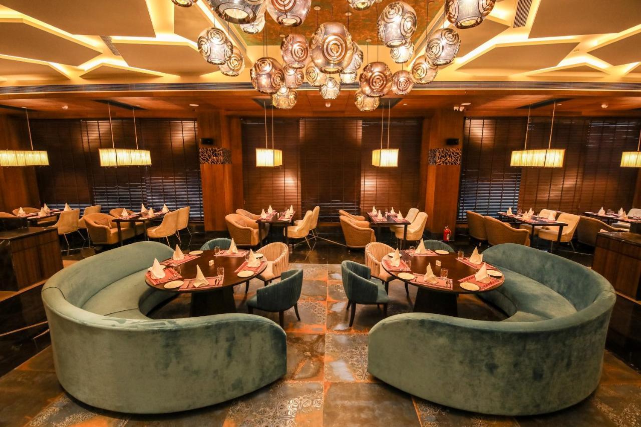 Radisson Blu Towers Kaushambi Delhi NCR Hotel Ghaziabad Bagian luar foto The interior of the restaurant