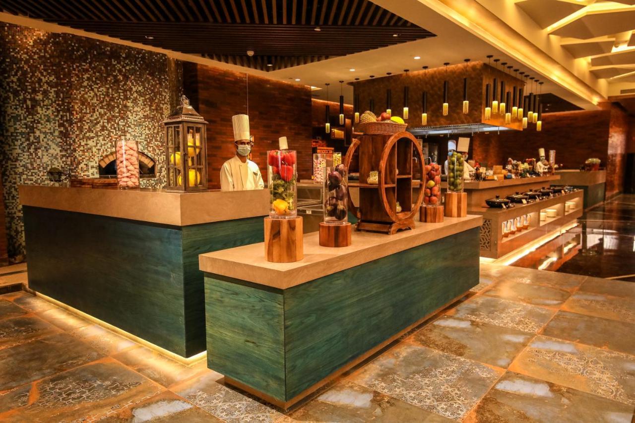 Radisson Blu Towers Kaushambi Delhi NCR Hotel Ghaziabad Bagian luar foto The buffet at the restaurant