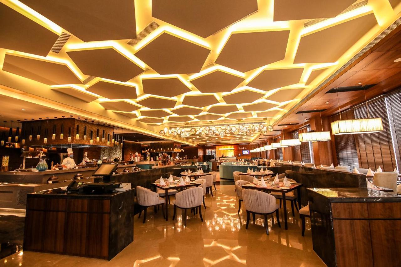 Radisson Blu Towers Kaushambi Delhi NCR Hotel Ghaziabad Bagian luar foto The interior of the restaurant