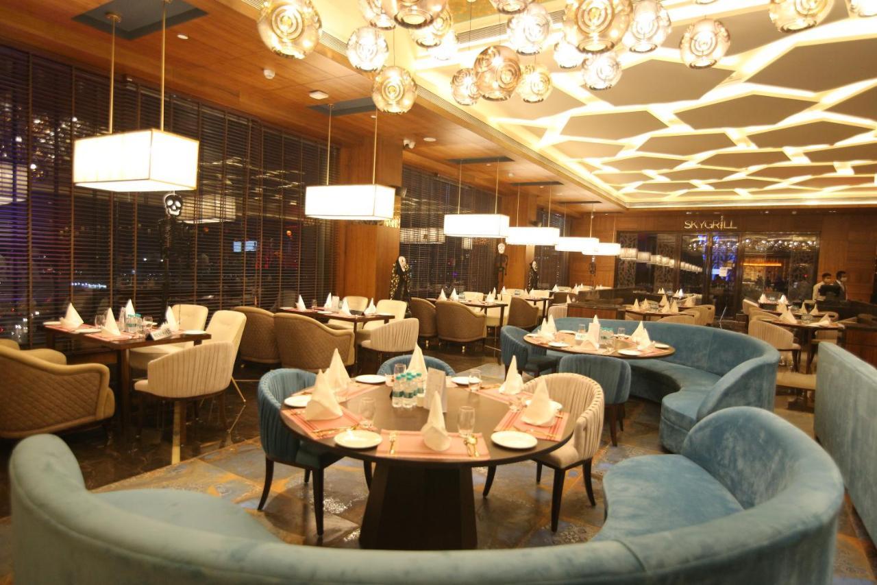 Radisson Blu Towers Kaushambi Delhi NCR Hotel Ghaziabad Bagian luar foto The interior of the restaurant