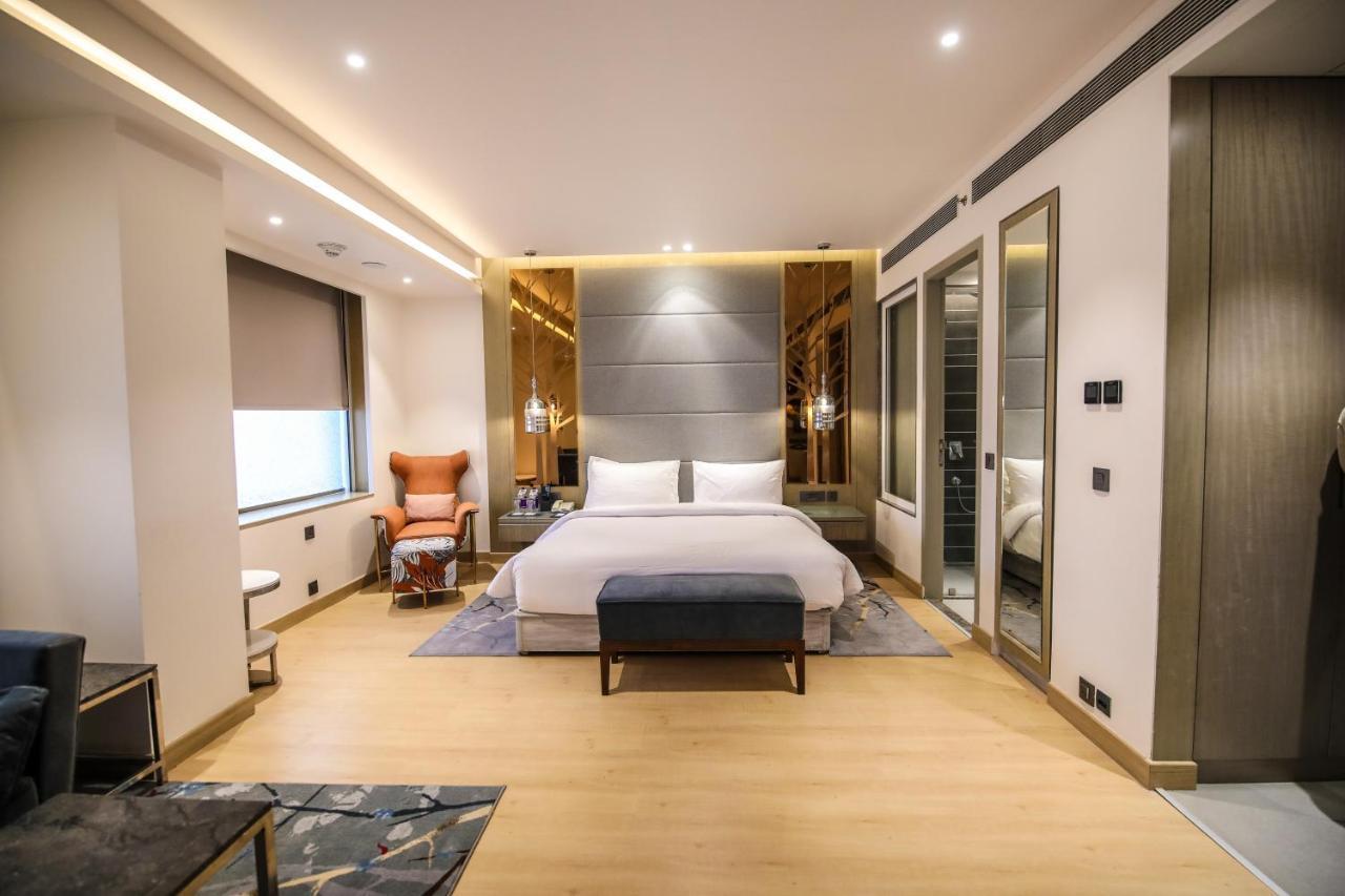Radisson Blu Towers Kaushambi Delhi NCR Hotel Ghaziabad Bagian luar foto A bedroom at the hotel