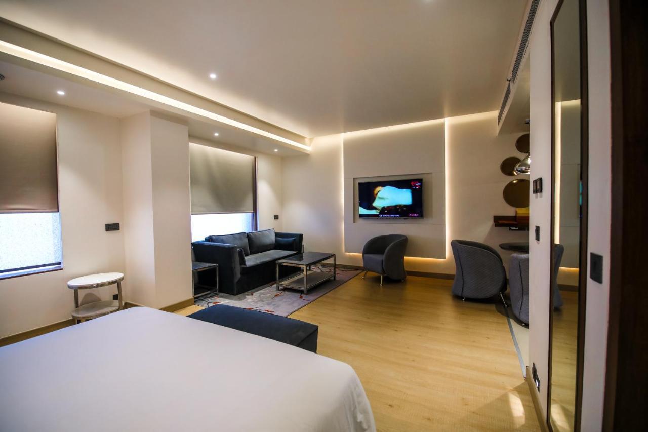 Radisson Blu Towers Kaushambi Delhi NCR Hotel Ghaziabad Bagian luar foto A room at the hotel