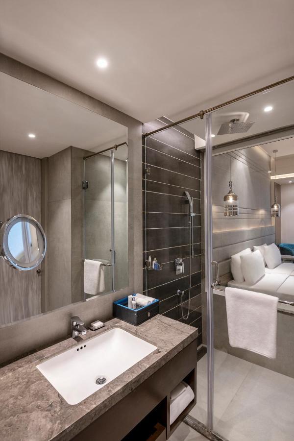 Radisson Blu Towers Kaushambi Delhi NCR Hotel Ghaziabad Bagian luar foto A bathroom on board