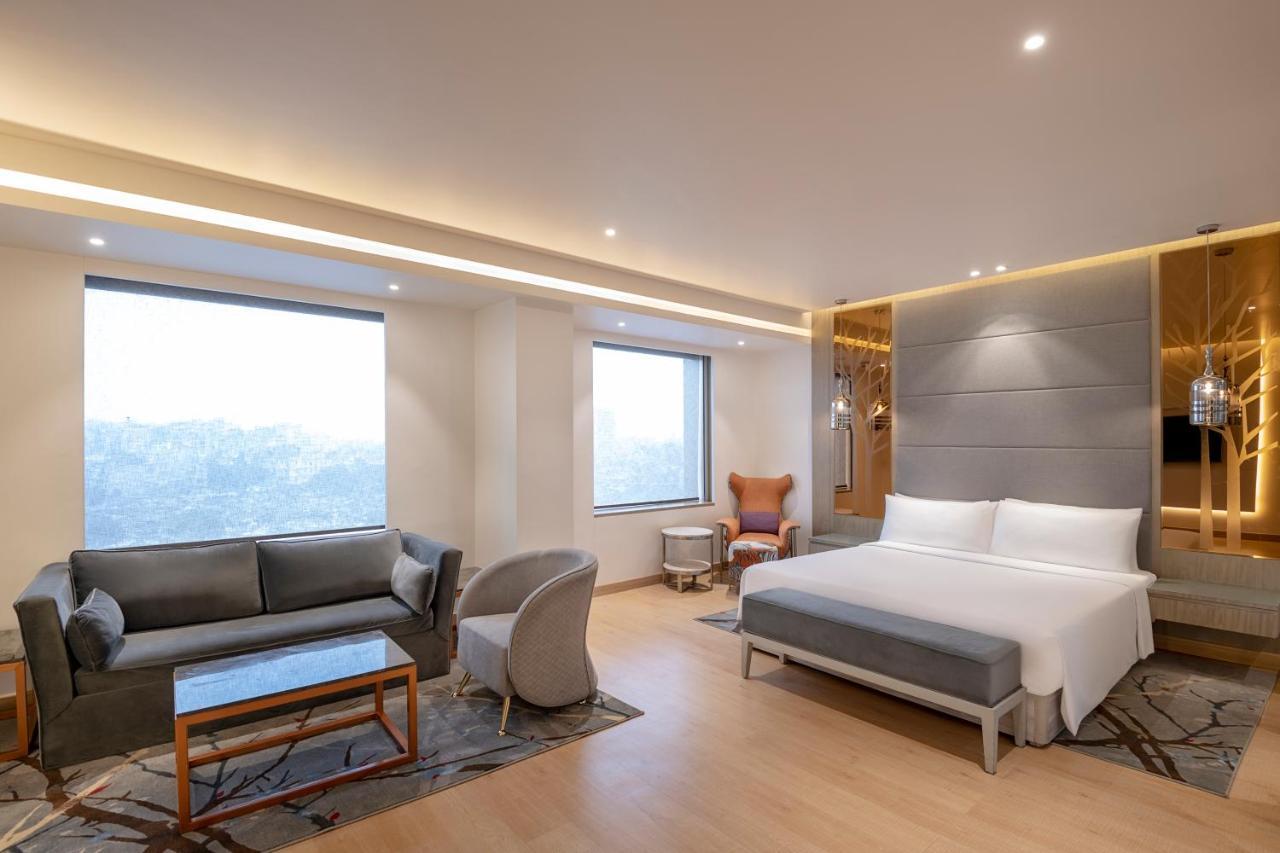 Radisson Blu Towers Kaushambi Delhi NCR Hotel Ghaziabad Bagian luar foto A suite at the hotel