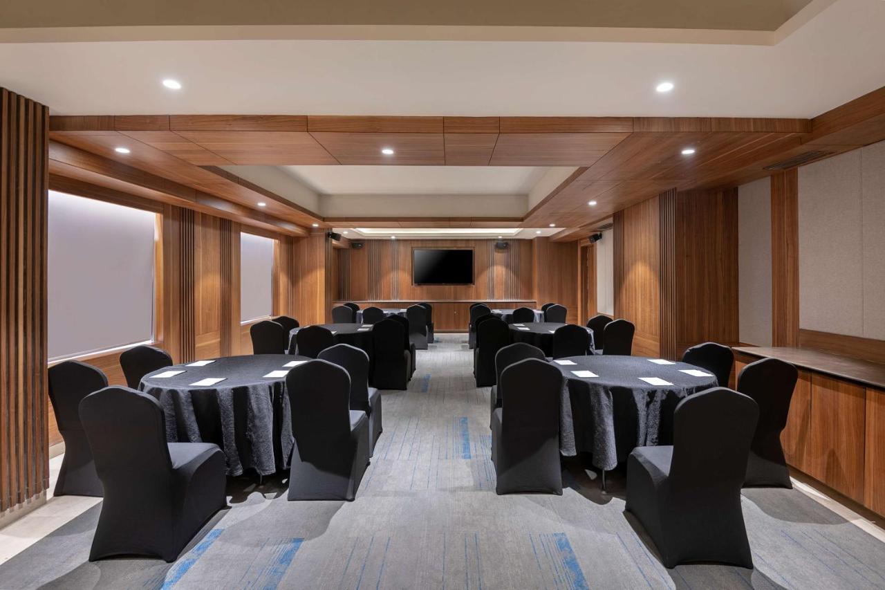 Radisson Blu Towers Kaushambi Delhi NCR Hotel Ghaziabad Bagian luar foto Meeting room at the hotel