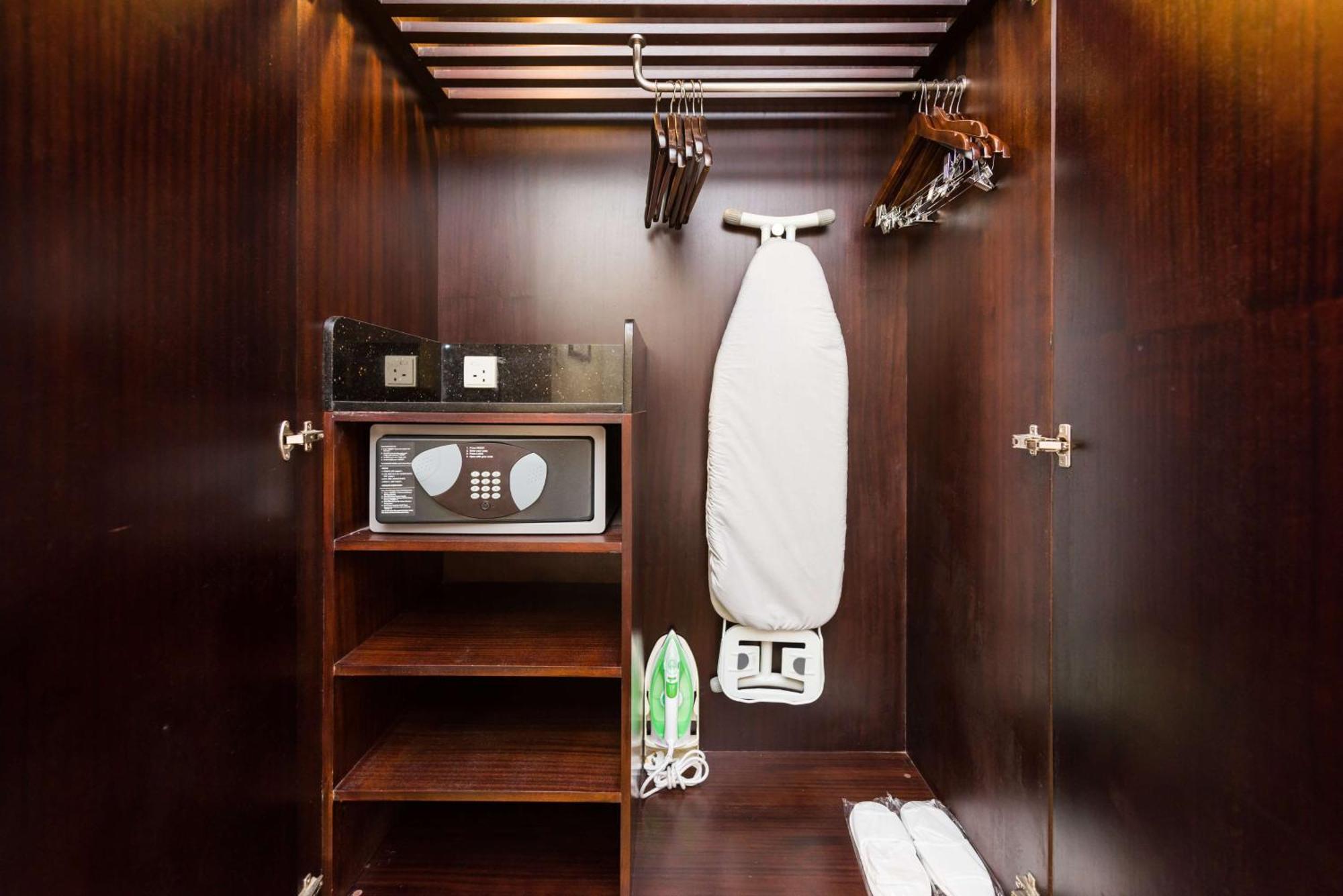 Radisson Blu Towers Kaushambi Delhi NCR Hotel Ghaziabad Bagian luar foto A hotel room wardrobe with a safe