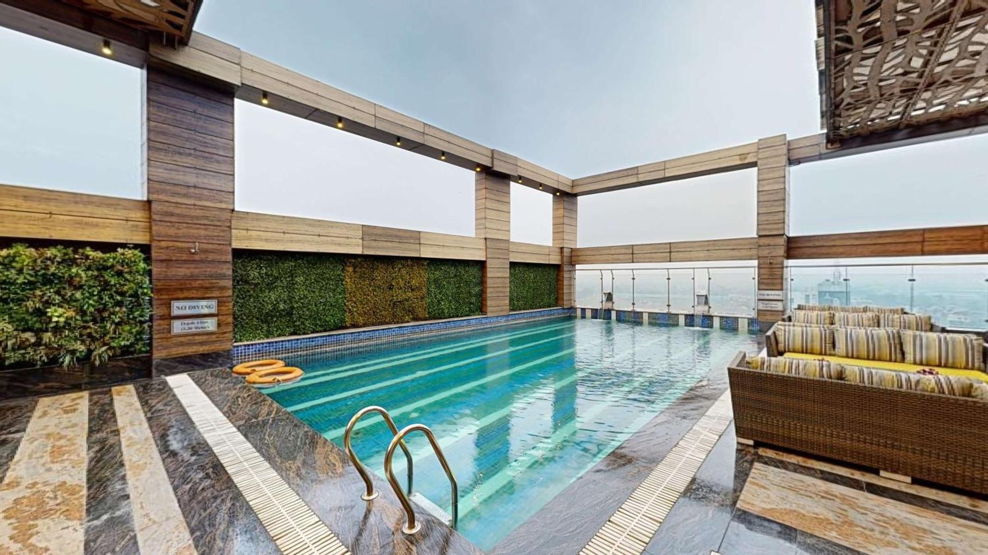 Radisson Blu Towers Kaushambi Delhi NCR Hotel Ghaziabad Bagian luar foto The swimming pool at the hotel