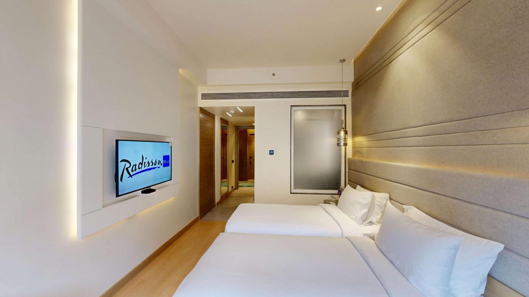 Radisson Blu Towers Kaushambi Delhi NCR Hotel Ghaziabad Bagian luar foto A room at Radisson Blu Hotel, Hyderabad