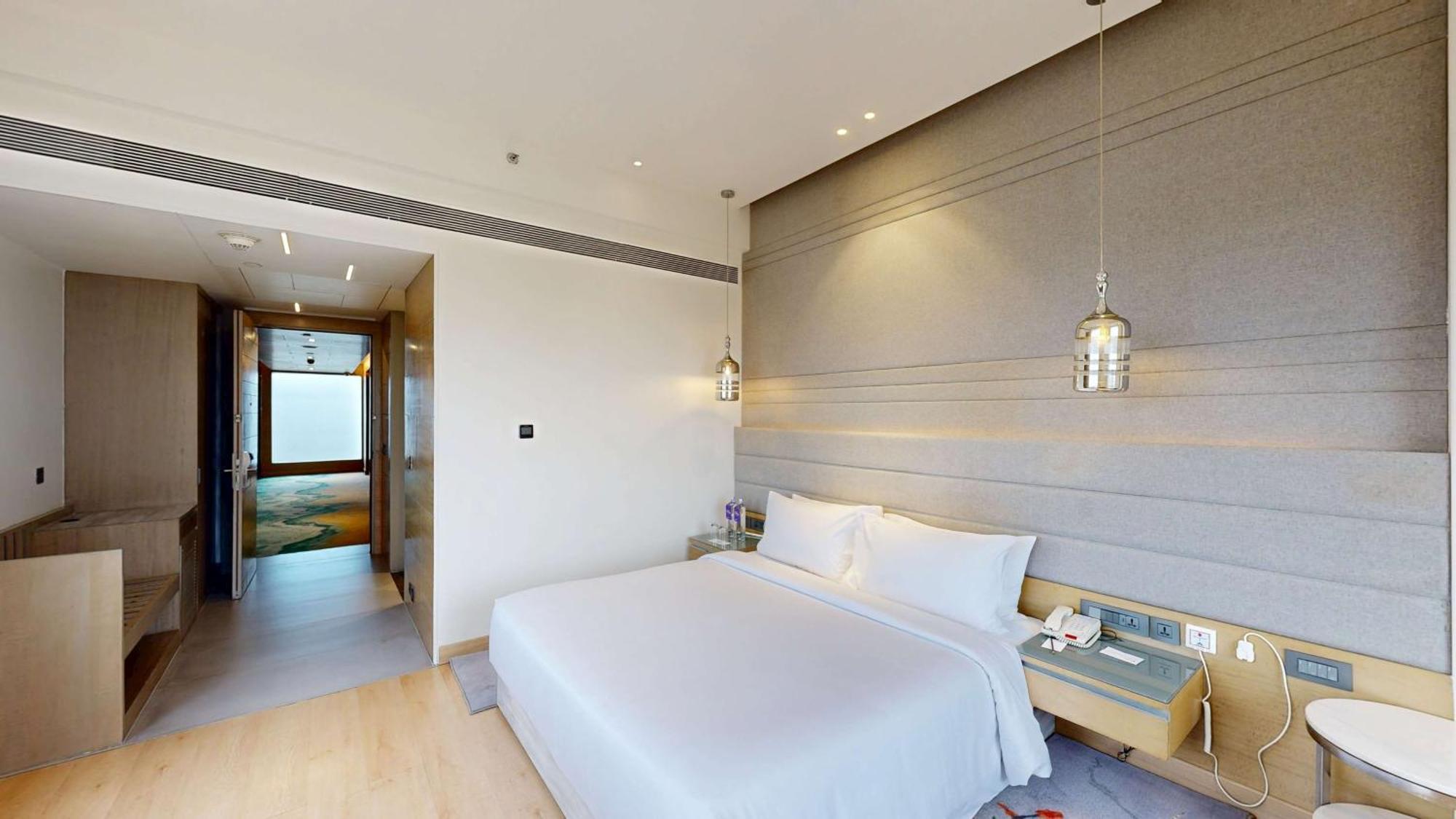 Radisson Blu Towers Kaushambi Delhi NCR Hotel Ghaziabad Bagian luar foto A bedroom at the hotel