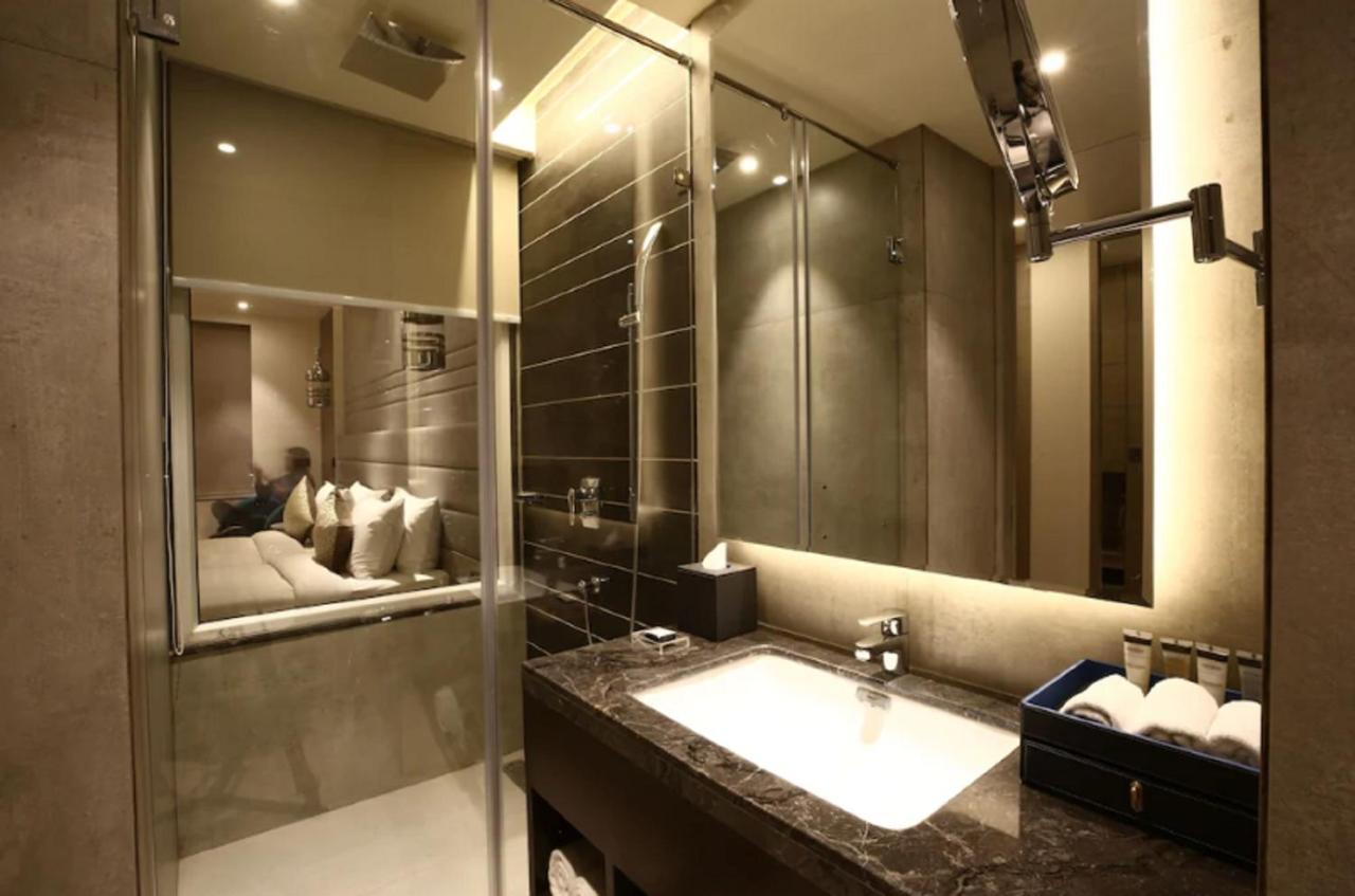 Radisson Blu Towers Kaushambi Delhi NCR Hotel Ghaziabad Bagian luar foto Bathroom