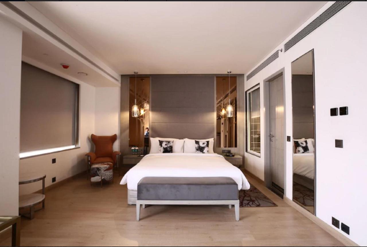 Radisson Blu Towers Kaushambi Delhi NCR Hotel Ghaziabad Bagian luar foto A bedroom at the hotel